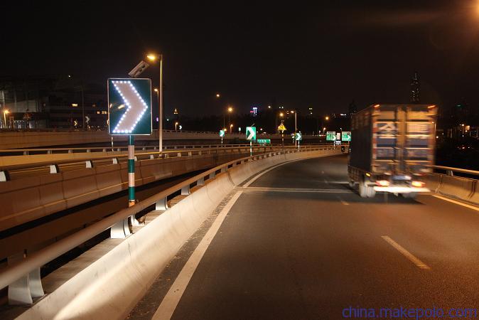 同步太阳能线形标志牌